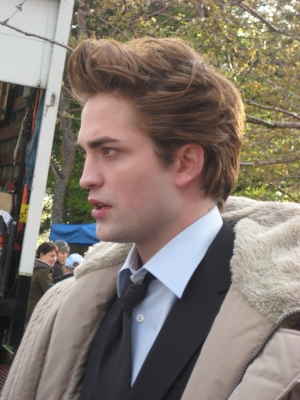 Do you like robert pattinson better with his hair as edward cullen? or is  casual messy look? - Robert Pattinson - Fanpop
