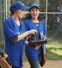  Who is the only one not to apoologize to Cristina after Meredith defends her in "Don't Stand So Close To Me?"