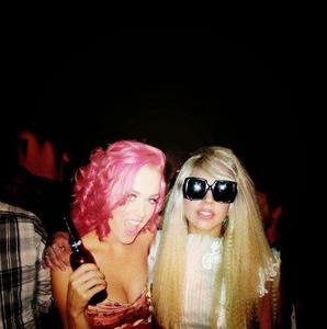  Is this 照片 of Katy and Lady Gaga real?