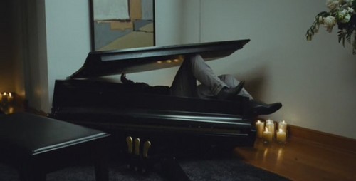  Who is in the piano?