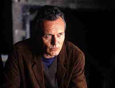  I became a 팬 of Anthony Stewart Head because of his part in the BBC series Merlin! True 또는 false?