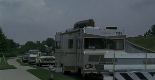 how many vehicles in all (not including dales canoe) left the CDC Together? oh an Shane's jeep is behind Daryl's truck