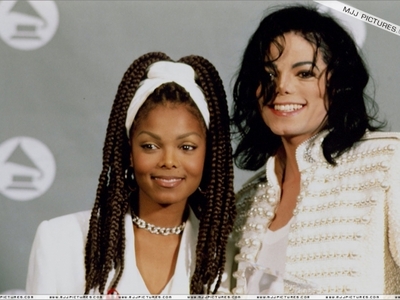  Which of Michael´s Sisters presented a Award to Michael at the Grammy´s 1993