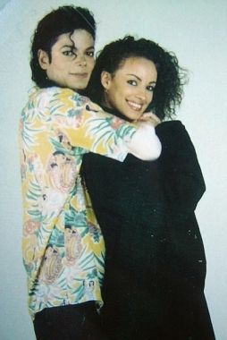  In which konsert did Michael and Tatiana Thumbzten shared a Kiss?