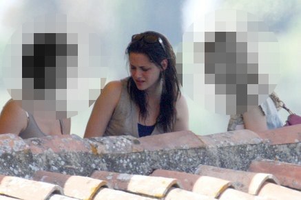 Who are these women with Kristen?