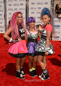  What songs did OMG Girlz Perform and dance to at bet pre-show