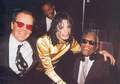  Who is this man in the photograph with Michael and cá đuối, ray Charles