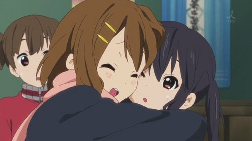  yui is always embracing azusa, but azusa keeps complaining. does azusa likes being hug par yui?