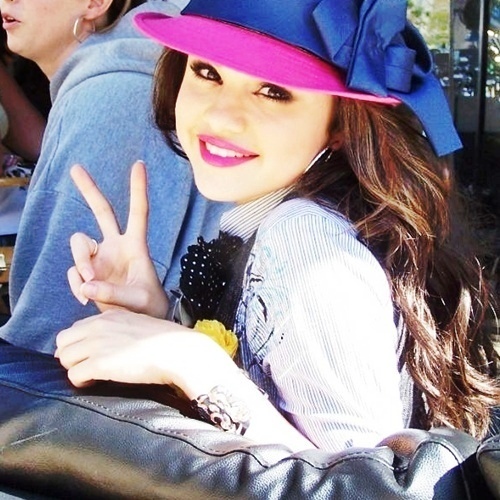 Send a piC which Selena wearing a hat