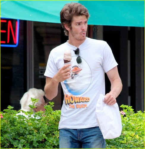  Andrew 가필드 enjoys an ice cream cone on Monday (August 15) in Malibu, Calif.
