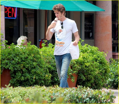 Andrew गारफील्ड enjoys an ice cream cone on Monday (August 15) in Malibu, Calif.