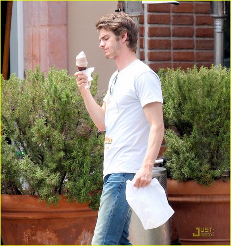  Andrew ガーフィールド enjoys an ice cream cone on Monday (August 15) in Malibu, Calif.