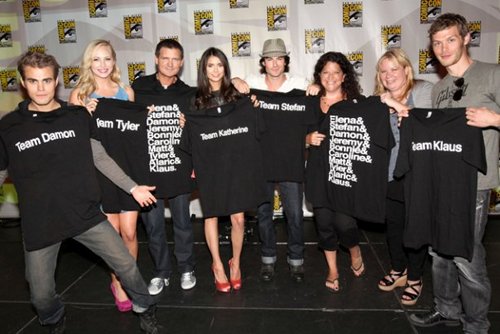  Cast of Vampire Diaries at comic con 2011 with their team t-shirts!