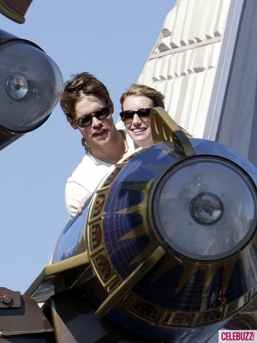  Chord Overstreet & Emma Roberts 表示する 愛 at Disneyland