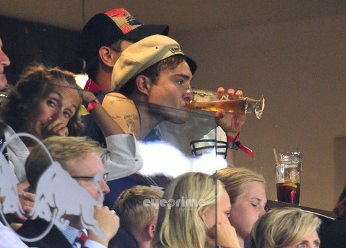  Ed Westwick watching Chicago 불, 화재 vs. New York Red Bulls Game in NJ, Aug 13