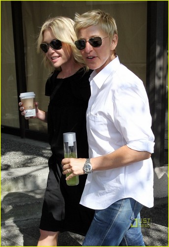  Ellen DeGeneres: स्टारबक्स Stop with Portia!
