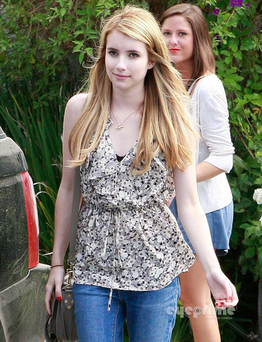  Emma Robert at a House Party in Brentwood
