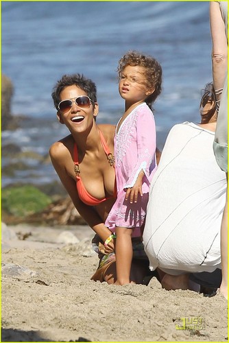  Halle Berry: Bikini spiaggia Birthday Bash!