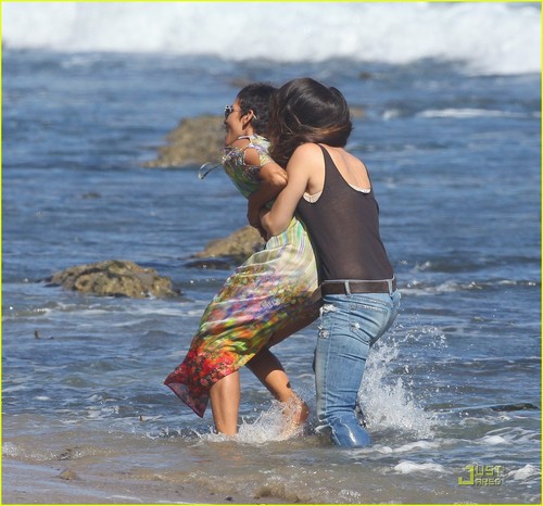  Halle Berry: Bikini ساحل سمندر, بیچ Birthday Bash!