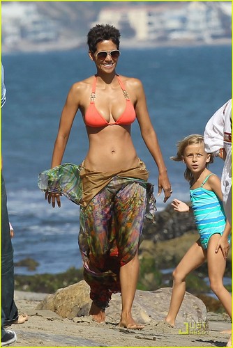  Halle Berry: Bikini пляж, пляжный Birthday Bash!