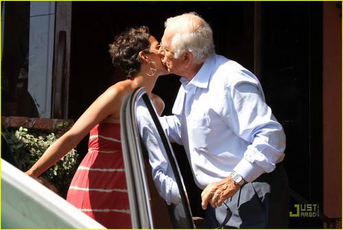  Halle Berry & Nahla Have Lunch with Olivier Martinez's Father!