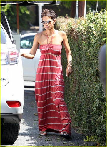  Halle Berry & Nahla Have Lunch with Olivier Martinez's Father!