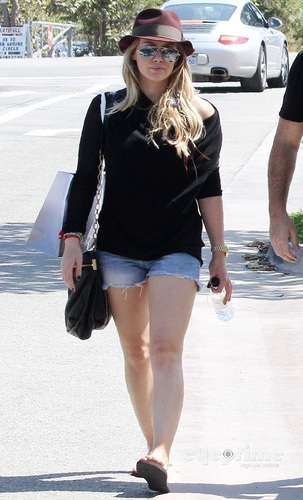  Hilary - With Mike shopping in Malibu - August 14, 2011
