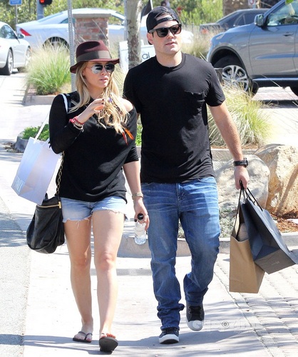  Hilary - With Mike shopping in Malibu - August 14, 2011