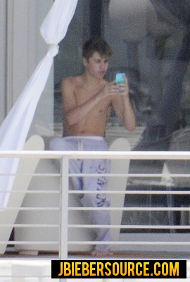  Justin Bieber topless