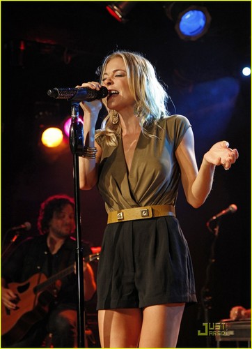 LeAnn Rimes: 'Lifting Lives' コンサート in Chicago!