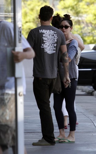  Megan শিয়াল and Brian Austin Green running errands in Los Angeles, CA (August 14).