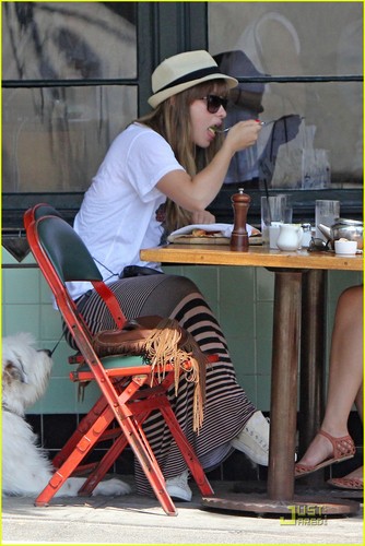 Olivia Wilde: Sunny Saturday with Her Pup!