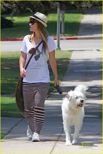  Olivia Wilde: Sunny Saturday with Her Pup!