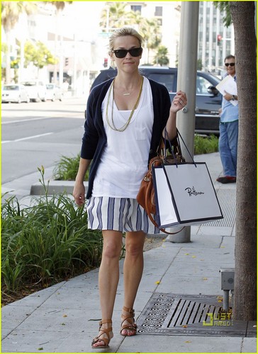  Reese Witherspoon: Ron Herman Shopping Trip