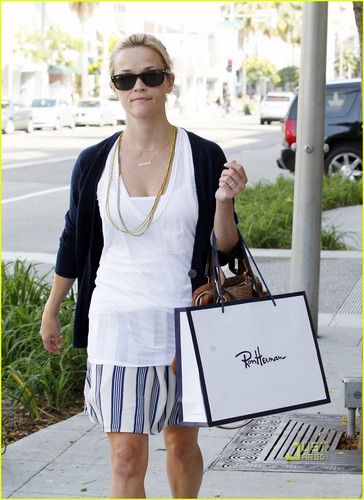  Reese Witherspoon: Ron Herman Shopping Trip
