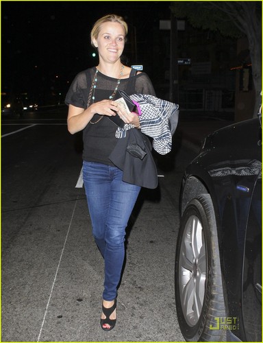 Reese Witherspoon: Saturday Night Dinner Out
