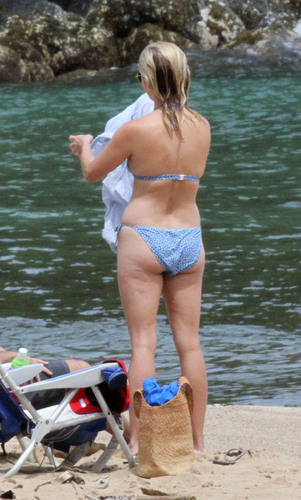  Reese Witherspoon on the plage on Hawaii, August 14