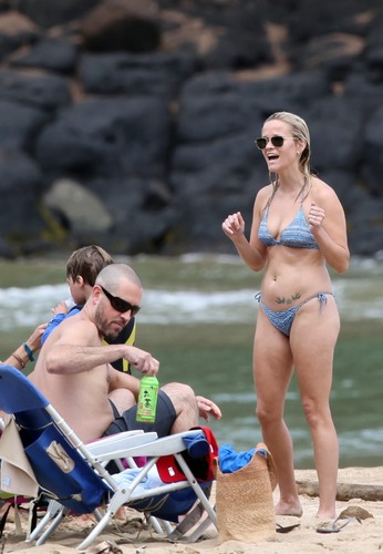  Reese Witherspoon on the 바닷가, 비치 on Hawaii, August 14