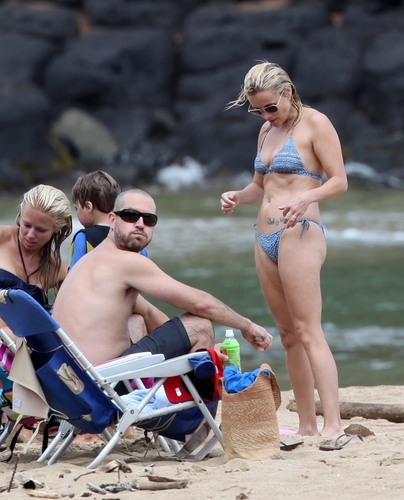  Reese Witherspoon on the pantai on Hawaii, August 14