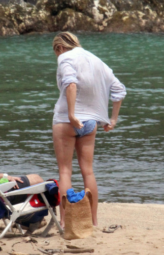  Reese Witherspoon on the pantai on Hawaii, August 14