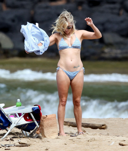  Reese Witherspoon on the beach, pwani on Hawaii, August 14