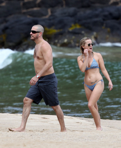 Reese Witherspoon on the beach on Hawaii, August 14