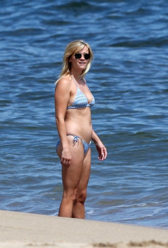  Reese Witherspoon on the ビーチ on Hawaii, August 14