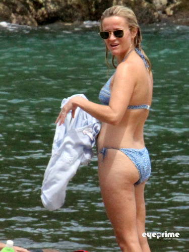  Reese Witherspoon on the beach, pwani on Hawaii, August 14