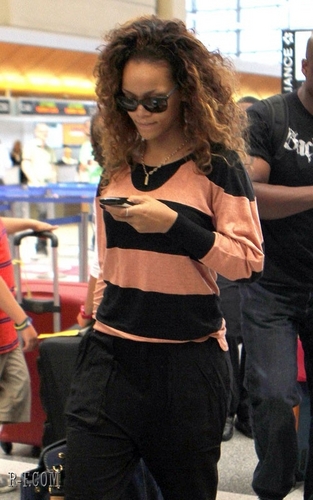  रिहाना - At LAX Airport - August 13, 2011