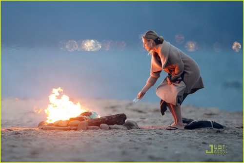  Sarah Michelle Gellar: 'Ringer' 海滩 Babe!