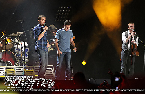  Scotty at the 2011 CMA musique Festival with Josh Turner