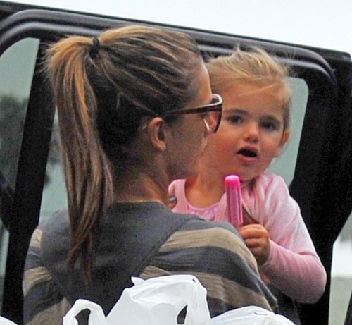  Alessandra Ambrosio And Daughter Out Grocery Shopping