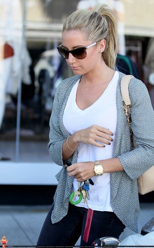 Ashley - Shopping at Planet Blue in Beverly Hills - August 18, 2011