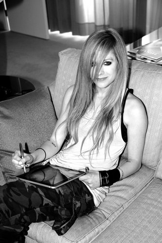 Avril ~ Autograph signing with iPad Germany